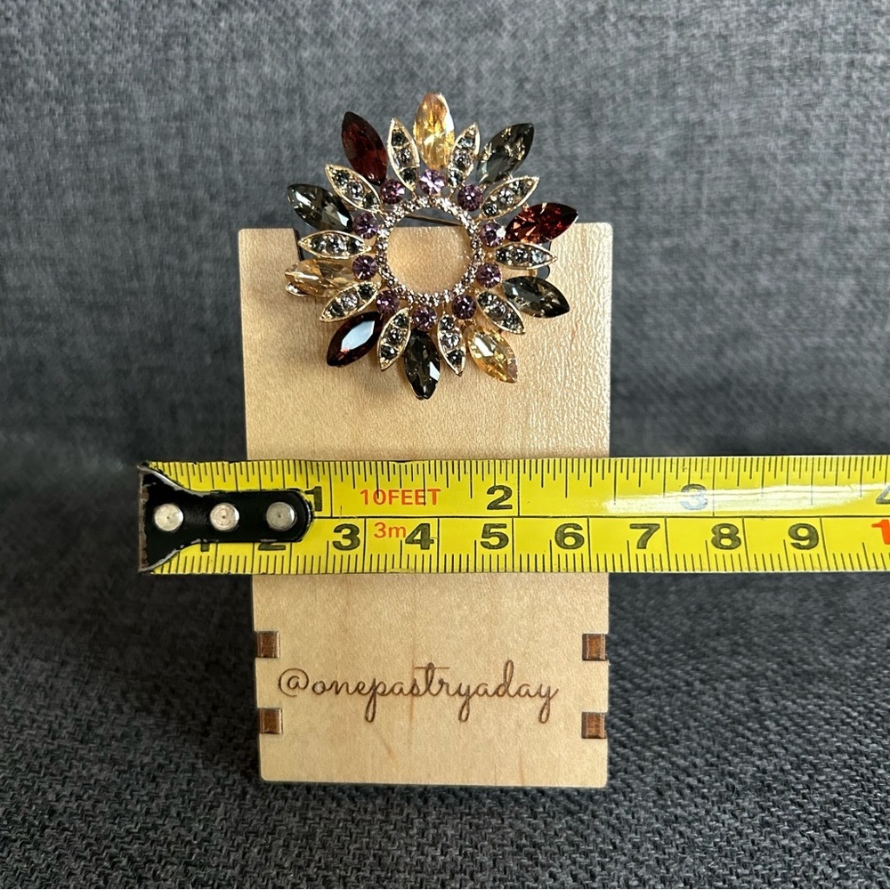 Sparkly, Multicolored Gemstone Wreath Circle Fashion Brooch Pin, Purple, Gold - Picture 12 of 17